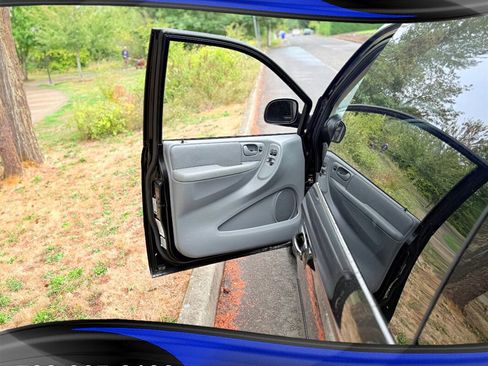 Used 2005 Dodge Grand Caravan SXT image 25