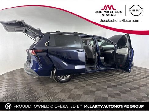 Used 2025 Toyota Sienna LE image 14
