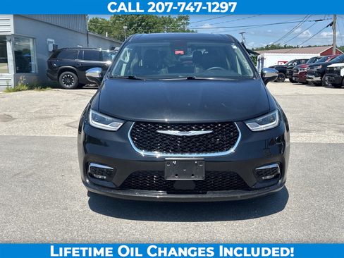 Used 2023 Chrysler Pacifica Limited FWD image 2