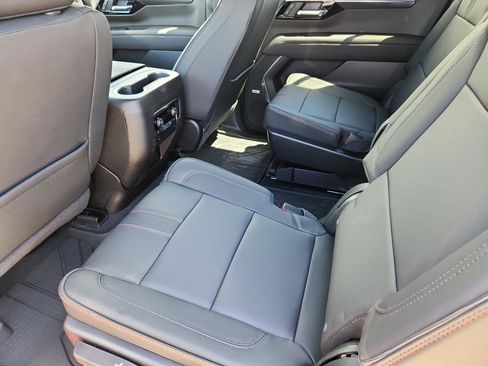New 2026 Chevrolet Suburban RST w/ RST Capability Package AWD/4WD image 11