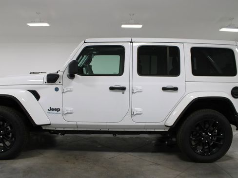 Used 2025 Jeep Wrangler Unlimited Sahara w/ Safety Group image 6