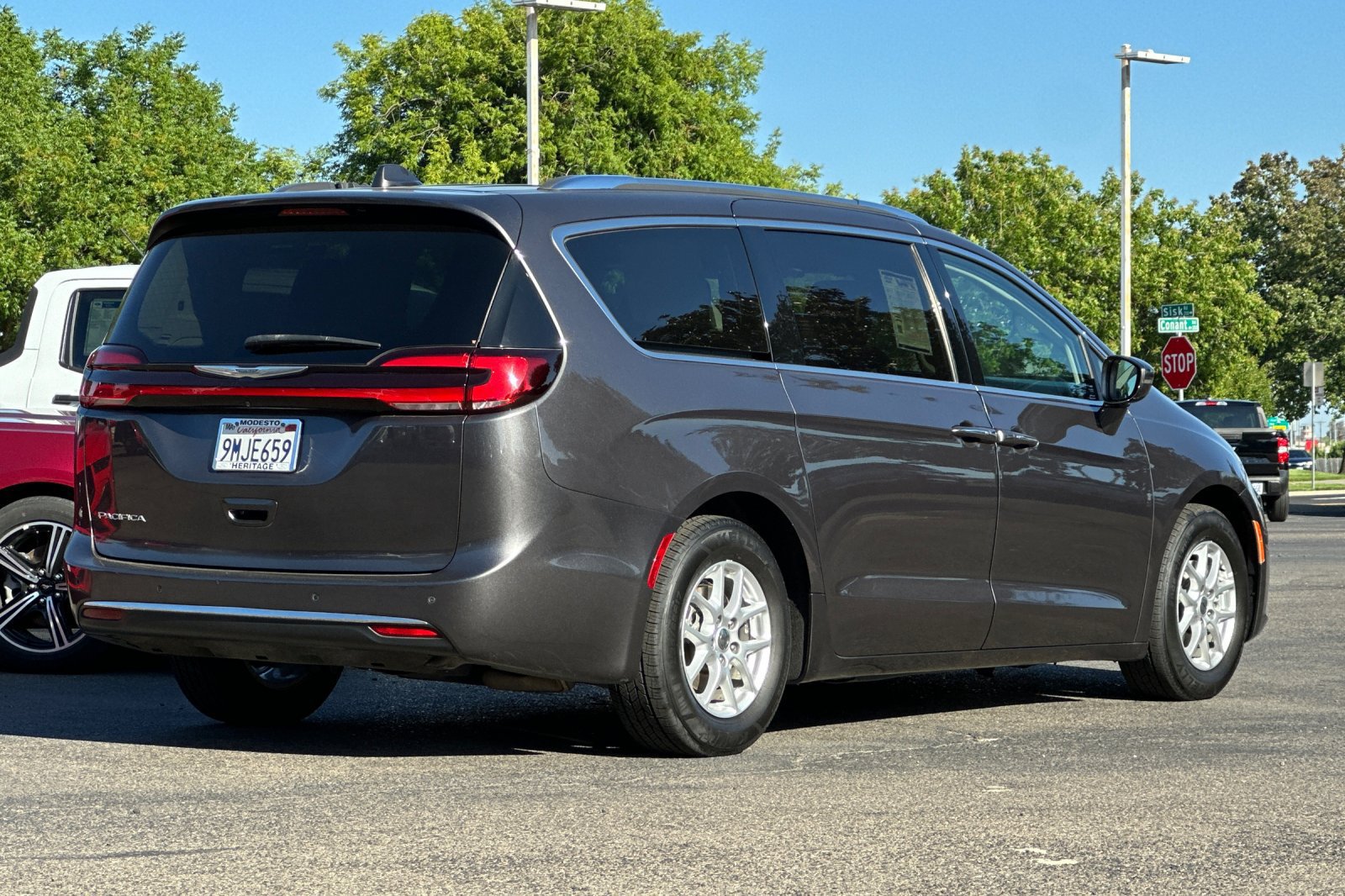 Used 2021 Chrysler Pacifica Touring-L FWD image 4