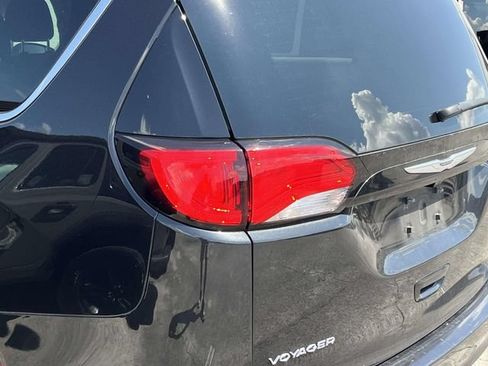 Used 2023 Chrysler Voyager LX FWD image 9