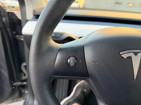 Used 2023 Tesla Model Y 2WD image 20
