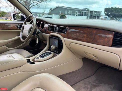 Used 2001 Jaguar XJ8 image 17