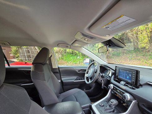 Used 2021 Toyota RAV4 LE AWD/4WD image 24