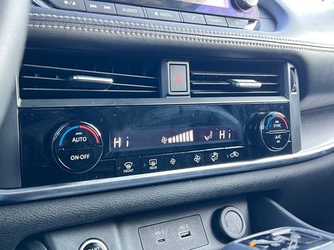 Used 2023 Nissan Rogue SV image 24