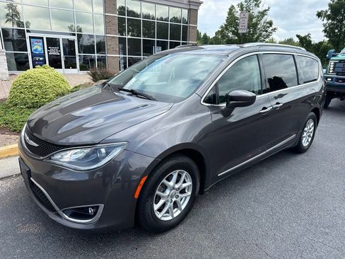 Used 2020 Chrysler Pacifica Touring-L FWD image 7