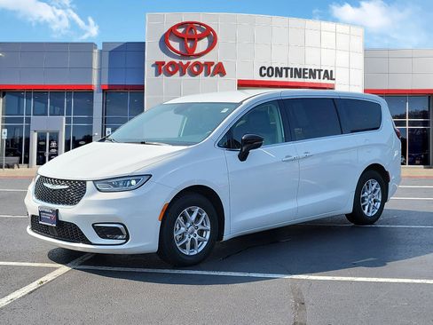 Used 2024 Chrysler Pacifica Touring-L FWD image 3