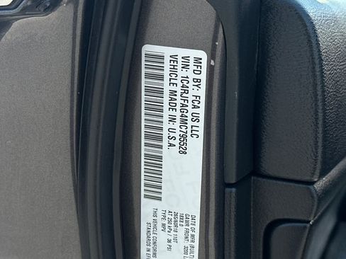 Used 2021 Jeep Grand Cherokee Laredo AWD/4WD image 34