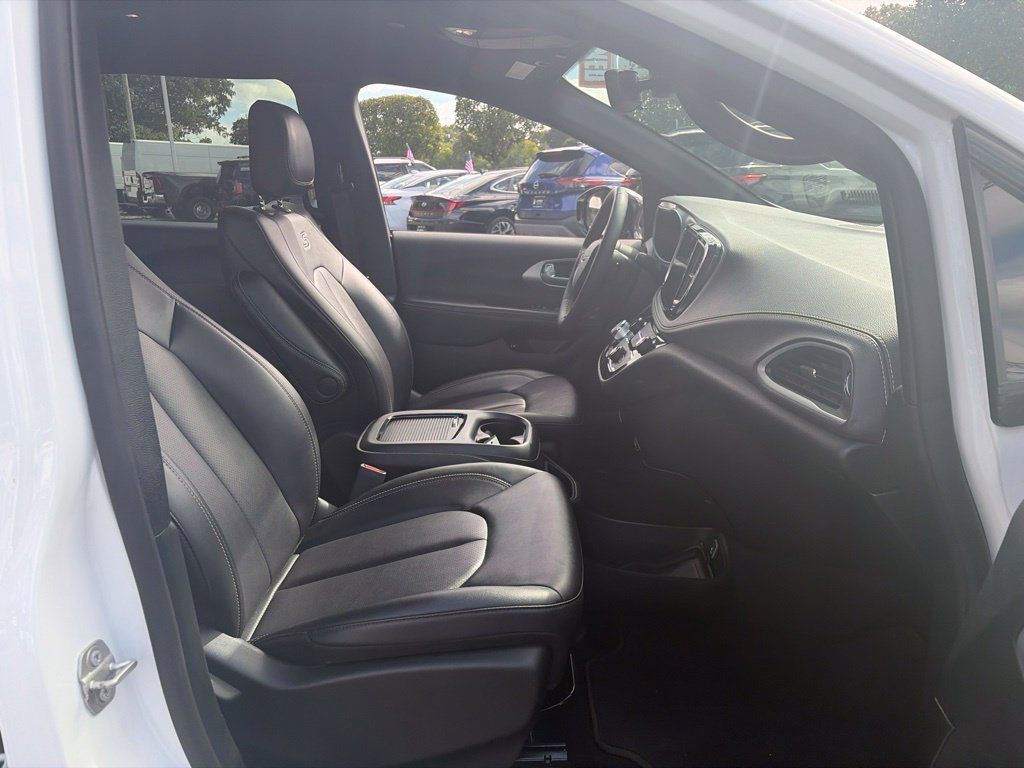 Used 2024 Chrysler Pacifica Limited FWD image 18