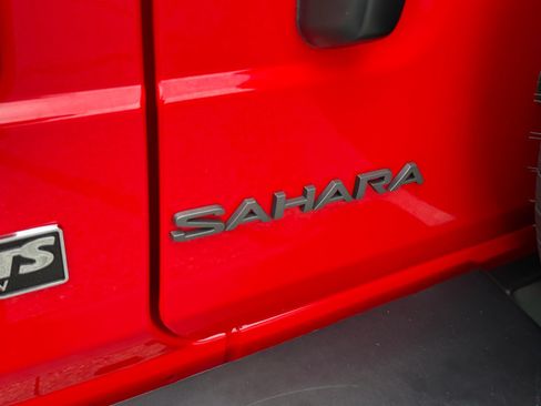 Used 2025 Jeep Wrangler Unlimited Sahara AWD/4WD image 23