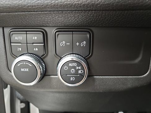 Used 2022 GMC Yukon XL Denali AWD/4WD image 29