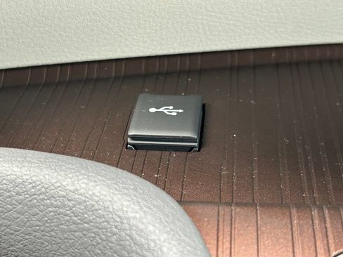 Used 2024 Toyota Sienna XLE FWD image 29