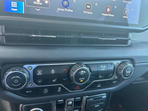 Used 2025 Jeep Wrangler Unlimited Sahara AWD/4WD image 40