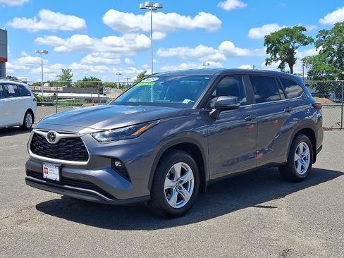 Used 2025 Toyota Highlander LE AWD/4WD image 3