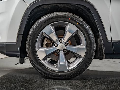 Used 2019 Jeep Cherokee Limited FWD image 10