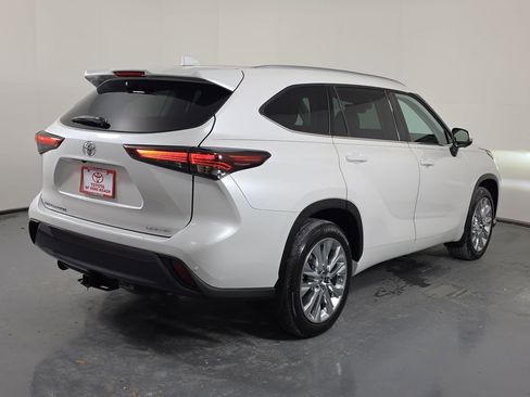 Used 2024 Toyota Highlander Limited FWD image 6