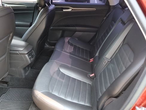 Used 2014 Ford Fusion SE w/ Equipment Group 202A FWD image 9