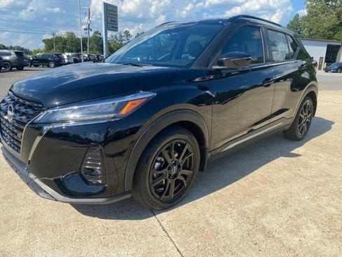 Used 2023 Nissan Kicks SR w/ SR Premium Package FWD image 2