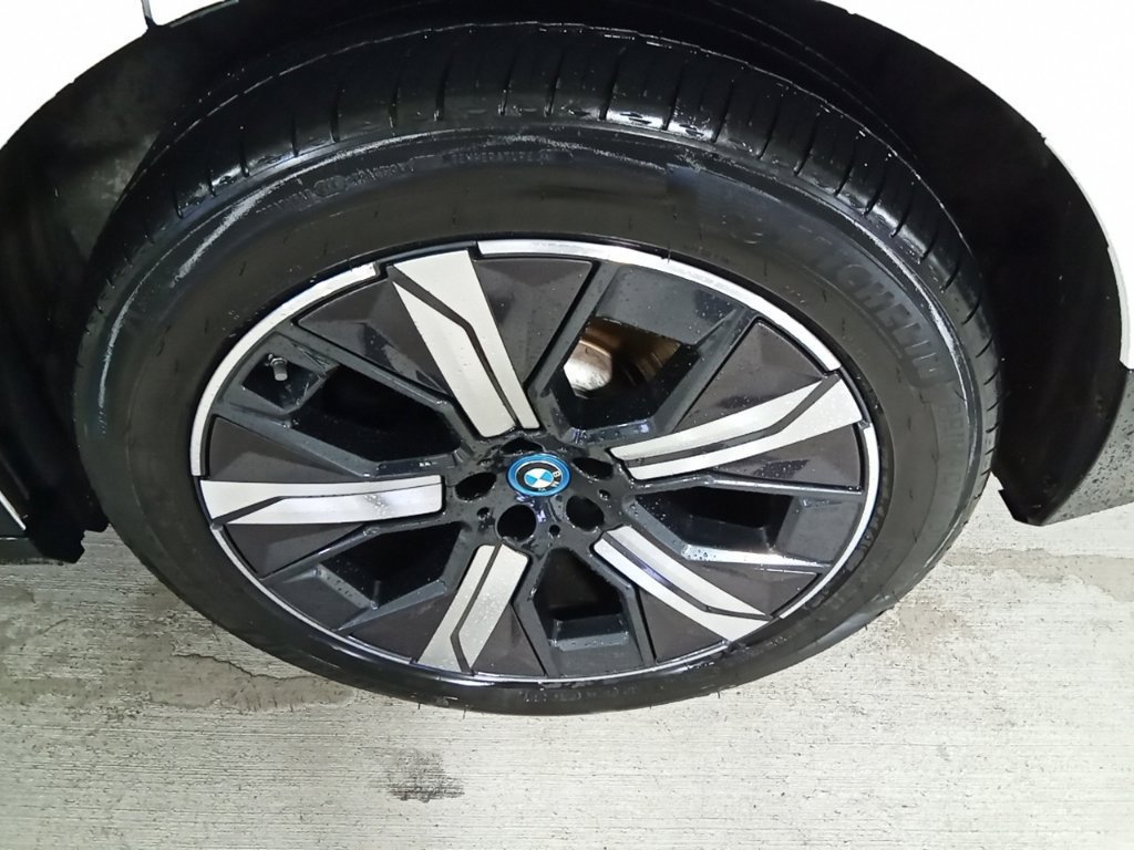 Used 2024 BMW iX xDrive50 w/ Sport Package AWD/4WD image 16