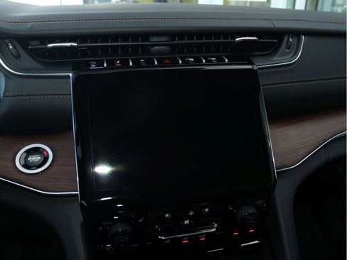 New 2025 Jeep Grand Cherokee Summit image 17