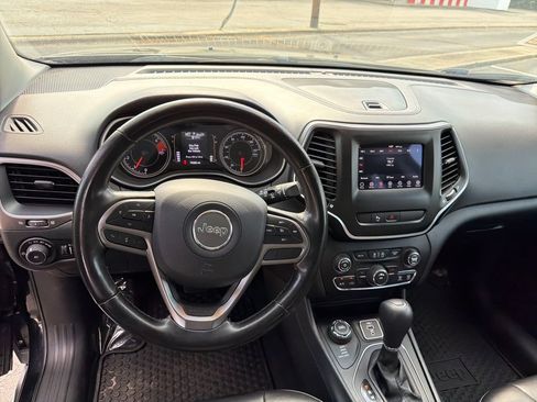 Used 2019 Jeep Cherokee Latitude Plus w/ Cold Weather Group AWD/4WD image 26