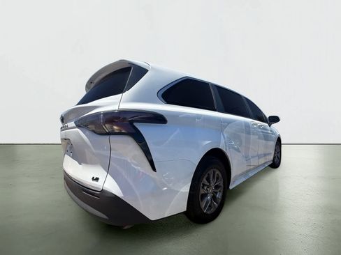 Used 2025 Toyota Sienna LE FWD image 4