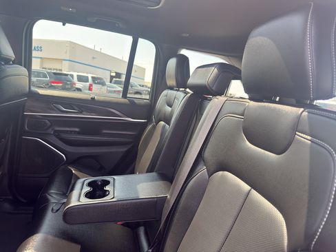 Used 2024 Jeep Grand Cherokee Limited w/ Luxury Tech Group II AWD/4WD image 35