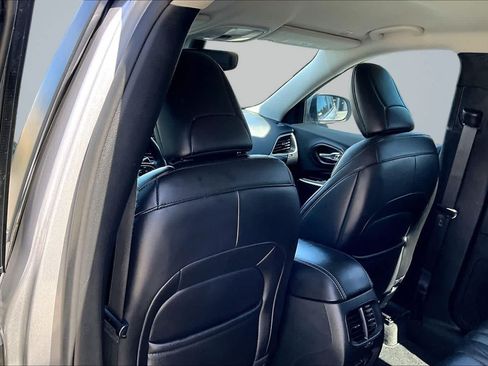 Used 2019 Jeep Cherokee Latitude Plus w/ Comfort/Convenience Group AWD/4WD image 12
