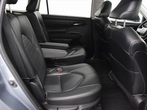 Certified 2022 Toyota Highlander XLE image 18