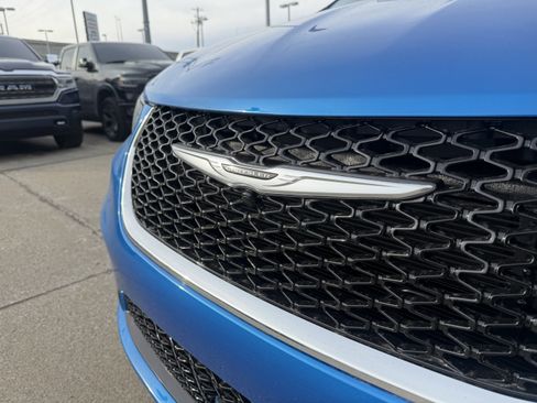 New 2026 Chrysler Pacifica Select AWD/4WD image 19