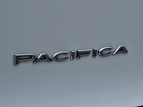 Used 2024 Chrysler Pacifica Touring-L image 30