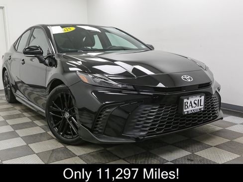 Used 2025 Toyota Camry SE w/ Convenience Package image 2