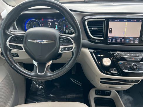 Used 2020 Chrysler Pacifica Touring-L Plus w/ Tire & Wheel Group FWD image 15