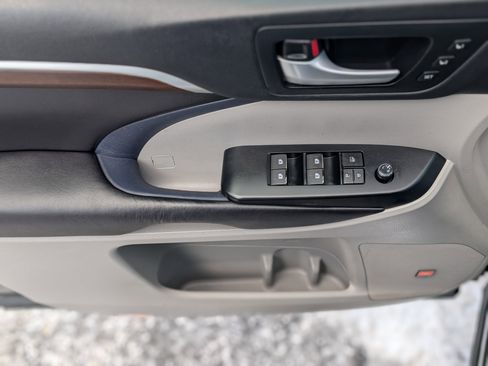 Used 2016 Toyota Highlander Limited image 28