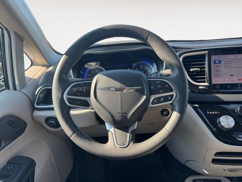Used 2023 Chrysler Pacifica Touring-L FWD image 16
