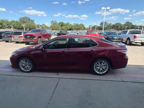 Used 2018 Toyota Camry XLE FWD image 4