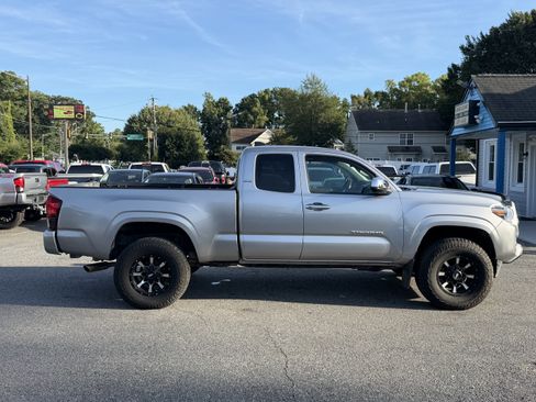 Used 2021 Toyota Tacoma SR w/ SR Convenience Package RWD image 4