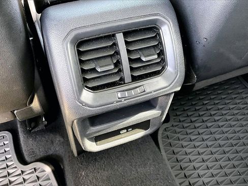 Certified 2022 Volkswagen Taos SE w/ Panoramic Sunroof Package image 18