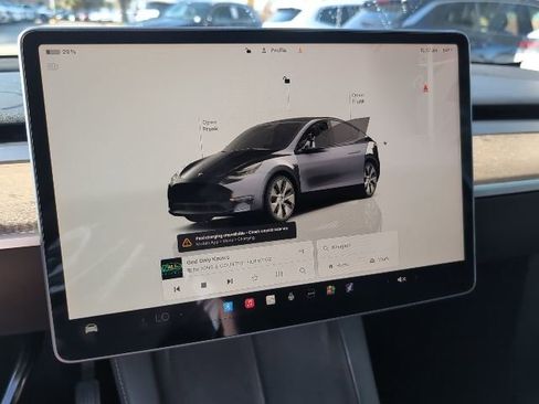 Used 2022 Tesla Model Y Long Range image 12