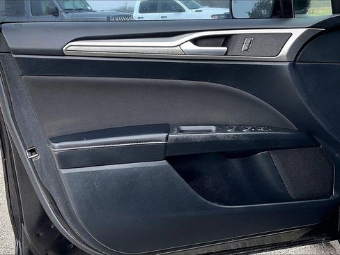 Used 2019 Ford Fusion SE image 17