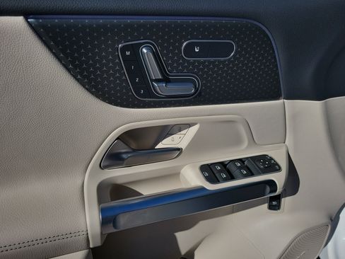 Certified 2025 Mercedes-Benz GLB 250 image 21