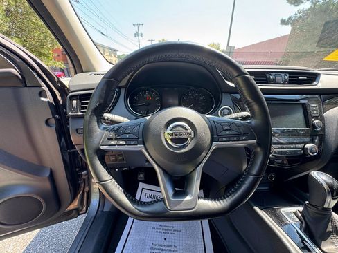 Used 2022 Nissan Rogue Sport SV FWD image 15