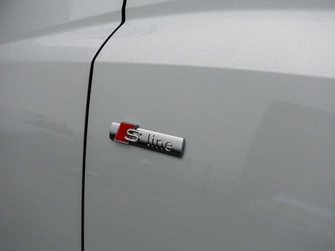 Used 2025 Audi Q3 2.0T Premium w/ Black Optic Sport Package image 7