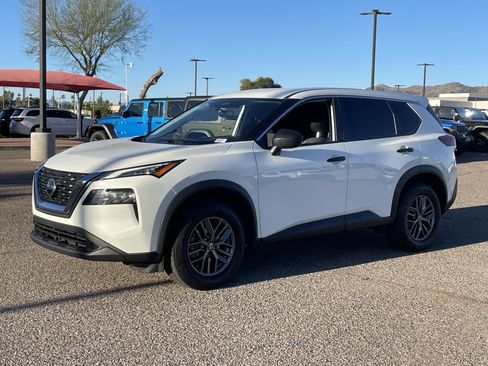 Used 2021 Nissan Rogue S image 2