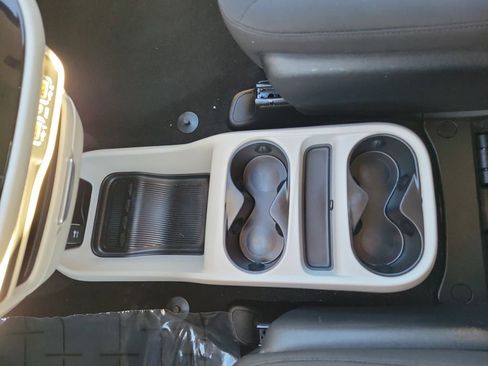 Used 2023 Chrysler Voyager LX image 33