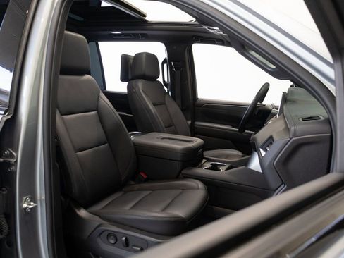 Used 2024 Chevrolet Suburban Z71 w/ Luxury Package image 25