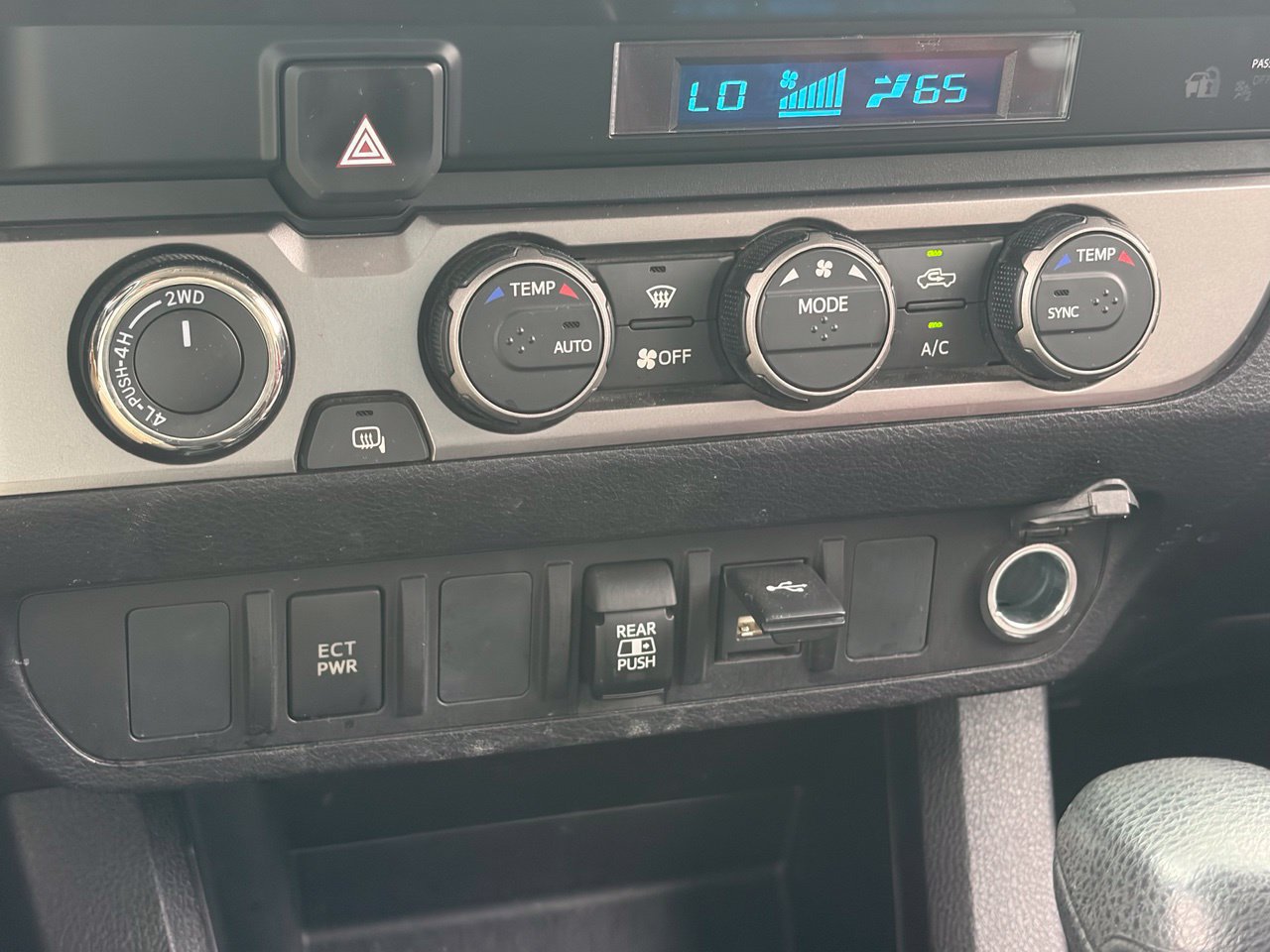 Used 2022 Toyota Tacoma SR5 AWD/4WD image 8
