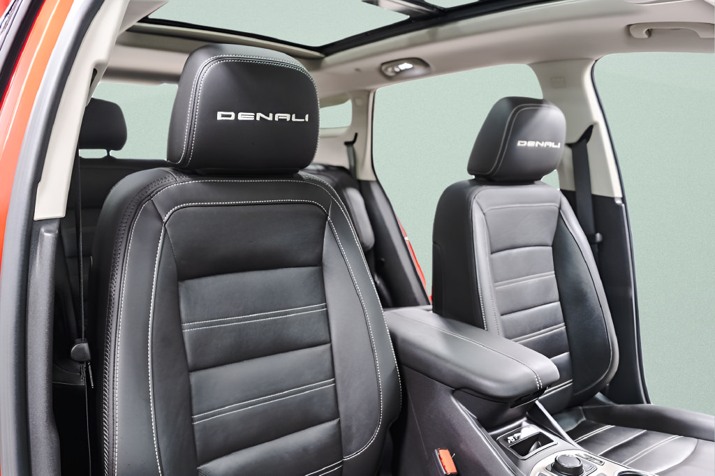 Used 2024 GMC Terrain Denali w/ Denali Premium Package AWD/4WD image 11